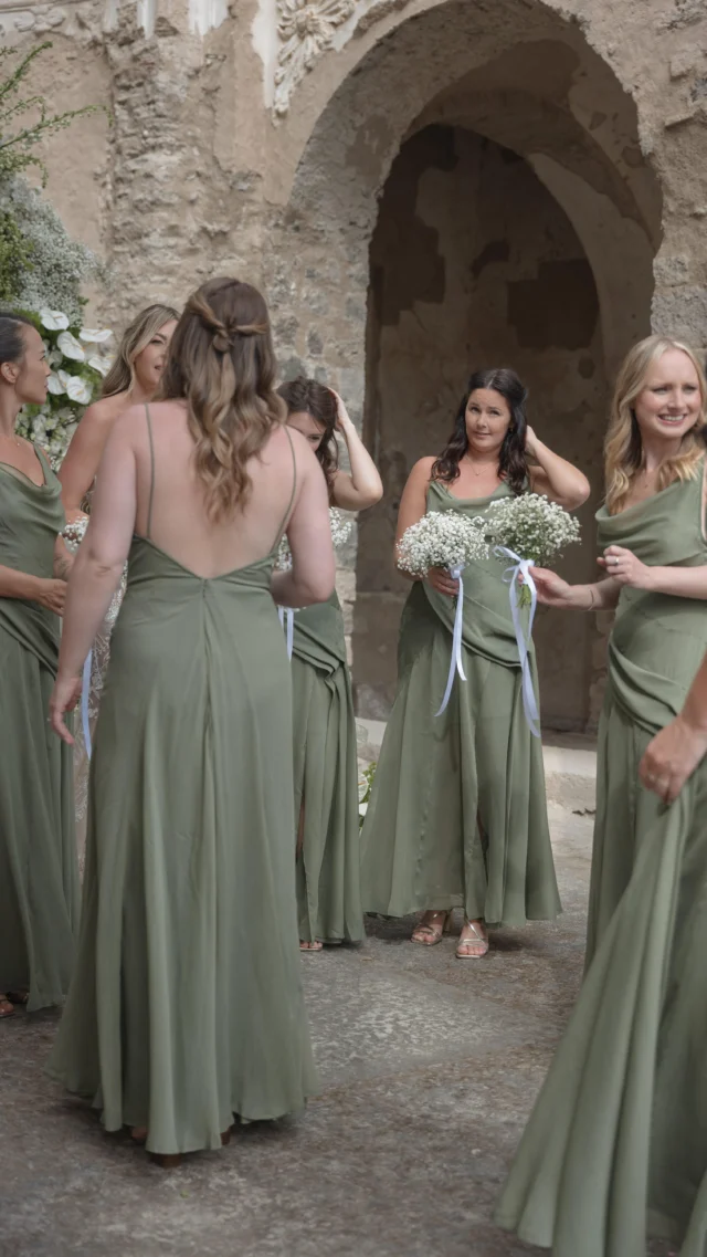 The elegance of white blends with the timeless charm of the ancient stone walls of Castello Aragonese, creating the perfect color palette for an authentic Italian wedding 🤍🌿

Floral arches, clean lines, and a setup in perfect harmony with the view: on one side, the island of Ischia, on the other, the open sky framed by the stone arches 🪽

A refined balance between nature, architecture, and event design 🤍 

Planning & production : @esterchianelli_iwa
Wedding coordinator : @alessandra_silenziario 
Venue: @castelloaragonesedischia 
Video & Content : @andy.nasta.wedding @andy.nasta @raffaellaferrigno
Arrangements : @magno_allestimenti
Make-up : @beautylivery
Celebrant : @iole_celebrant
Florist : @primulaischia
Music : @matt_west_music
Bride : @itsjadeenglish 
Photographer :
@elinadavis.photography 
Videomaker : @innarhuntsfilms

\\ WHATEVER YOUR HEART DESIRES, WE’LL MAKE IT HAPPEN \\

|| Ester Chianelli Italian Wed Agency ||

📱3806966342
💻 www.esterchianelli.com
📧 info@esterchianelli.com 

#ischia #italianwedding
#luxuryweddingitaly #italywedding
#italianwedding #destinationweddingitaly
#destinationwedding #weddingvenueitaly 
#weddingvenue