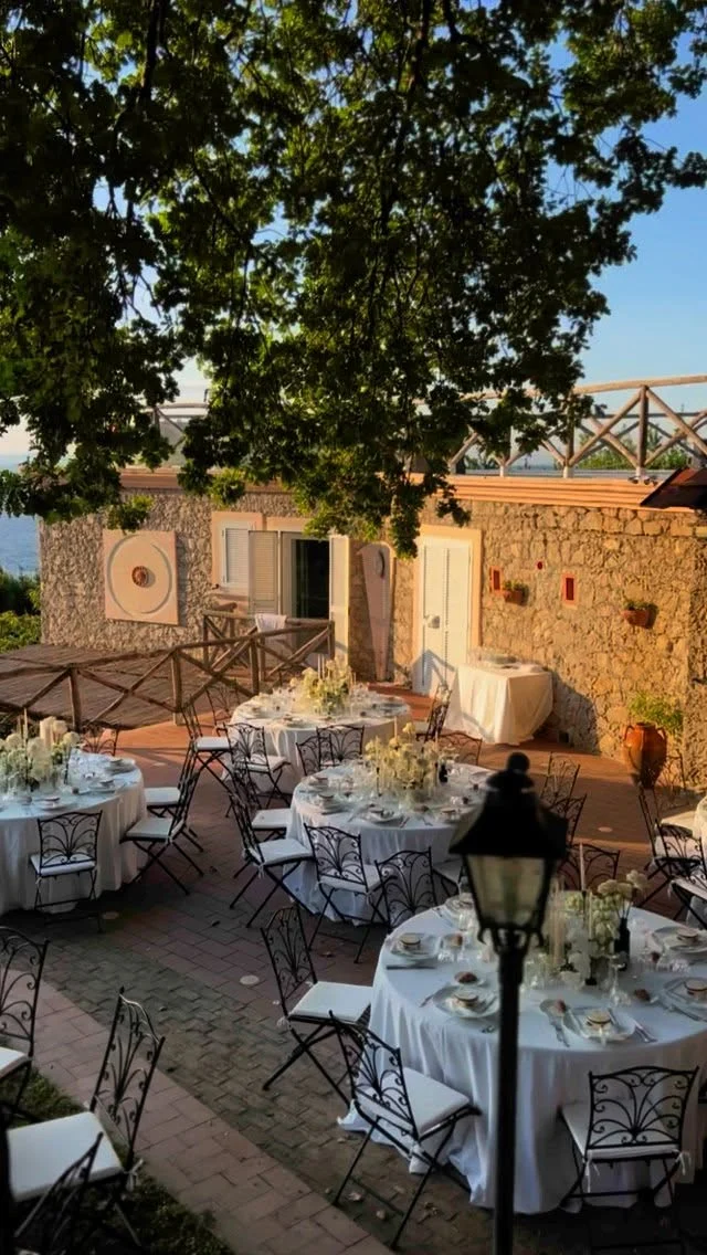 La dolce vita lights up the evening
…”sotto il cielo di Capri!” 🌅 🌙

The wedding dinner table is beautifully set to welcome guests 🕯️
The newlyweds make their grand entrance 
let the celebration begin!
An unforgettable Italian evening is about to unfold! ✨

Planning & production : @esterchianelli_iwa
Wedding coordinator : @alessandra_silenziario 
Venue : @villa_galeotta_capri 
Florist : @andrea_russo_flower_stylist 
Forniture & setups : @fgeventi 
Live Music : @theshackesliveband @scialapopolocapri 
Services audio & Lights : @marsound
Catering : @alba_catering 
Bar catering : @tanyafuture 
Photographer : @detitophotography
Make up & Hair : @cotrilspa
Videomaker : @fabiobrannofilms
Bride : @aurorafrattari_ 
Content : @raffaellaferrigno

\\ WHATEVER YOUR HEART DESIRES, WE’LL MAKE IT HAPPEN \\

|| Ester Chianelli Italian Wed Agency ||

📱3806966342
💻 www.esterchianelli.com
📧 info@esterchianelli.com

#capriwedding #italianwedding #luxuryweddingvenue #destinationweddingitaly #italianweddingplanner #weddingvenueitaly #capri #italywedding